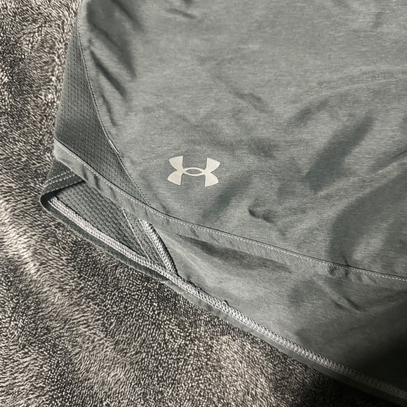 Under Armour Fly-By 3.5" Shorts - Picture 2 of 4